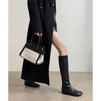 Botine damă în linie strânsă, cu partea superioară elastică, talpă din cauciuc, vârf rotund, toc în formă de pană 3–5 cm, guler înalt