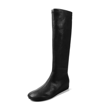 Botine damă în linie strânsă, cu partea superioară elastică, talpă din cauciuc, vârf rotund, toc în formă de pană 3–5 cm, guler înalt