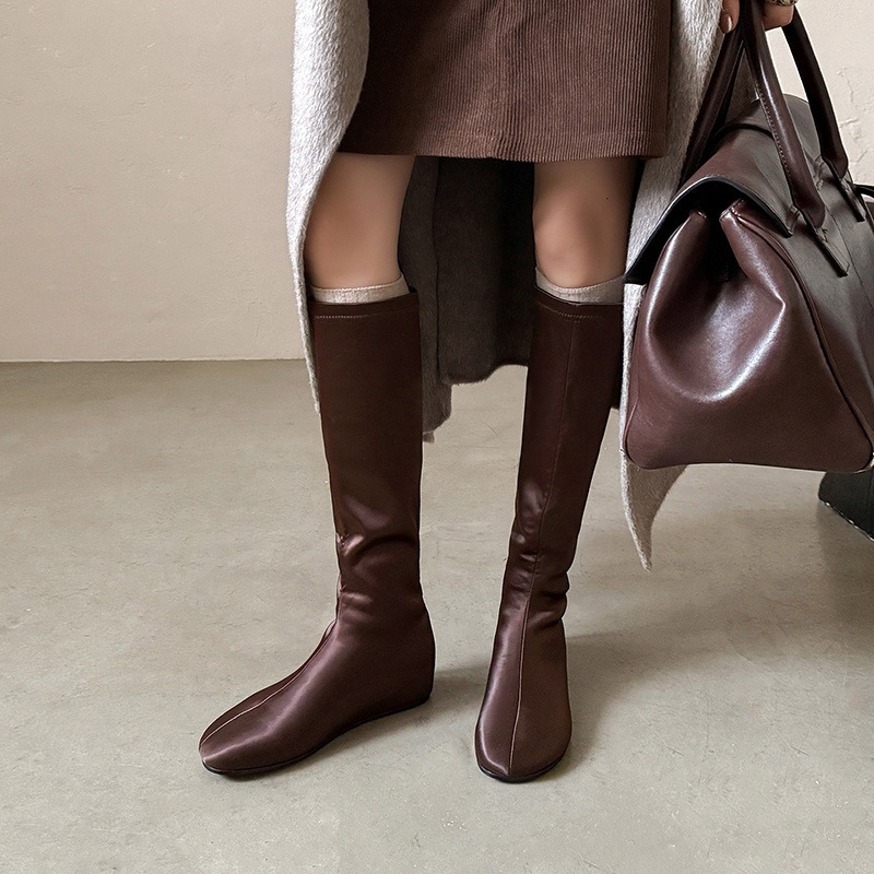 Botine damă în linie strânsă, cu partea superioară elastică, talpă din cauciuc, vârf rotund, toc în formă de pană 3–5 cm, guler înalt