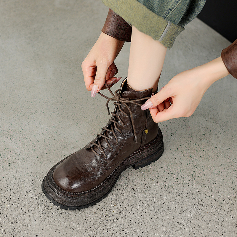 Női Martin csizmák első osztályú kecskebőr felsőrész, TPR talp, fűzőzárás, kerek orr, vastag sarok 3-5 cm