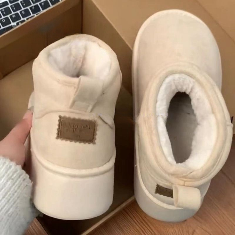 Női téli hócsizma, vízálló és meleg, alacsony boka, kerek orr, 5 cm-es platforma, gumitalp, nubuk bőr felsőrész, belső pamut bélés, könnyű felvétel