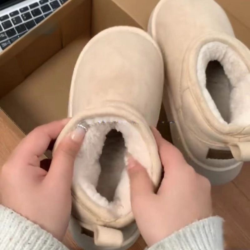 Női téli hócsizma, vízálló és meleg, alacsony boka, kerek orr, 5 cm-es platforma, gumitalp, nubuk bőr felsőrész, belső pamut bélés, könnyű felvétel