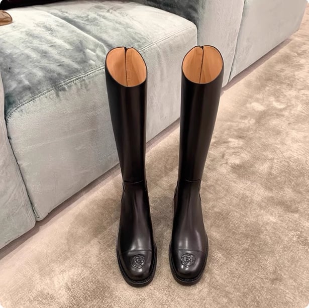 Női lovagcsizma két réteg marhabőrből, hátsó cipzárral, magas hengeres szár, alacsony sarok 1–3 cm