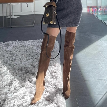 Cizme peste genunchi din velur cu toc gros de 6–8 cm, vârf ascuțit, gât înalt