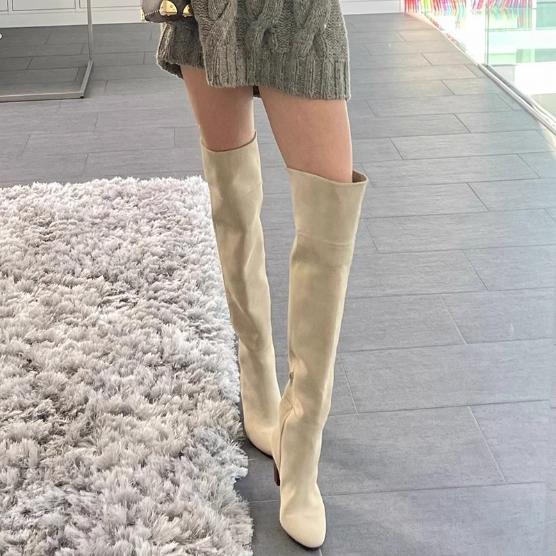 Cizme peste genunchi din velur cu toc gros de 6–8 cm, vârf ascuțit, gât înalt