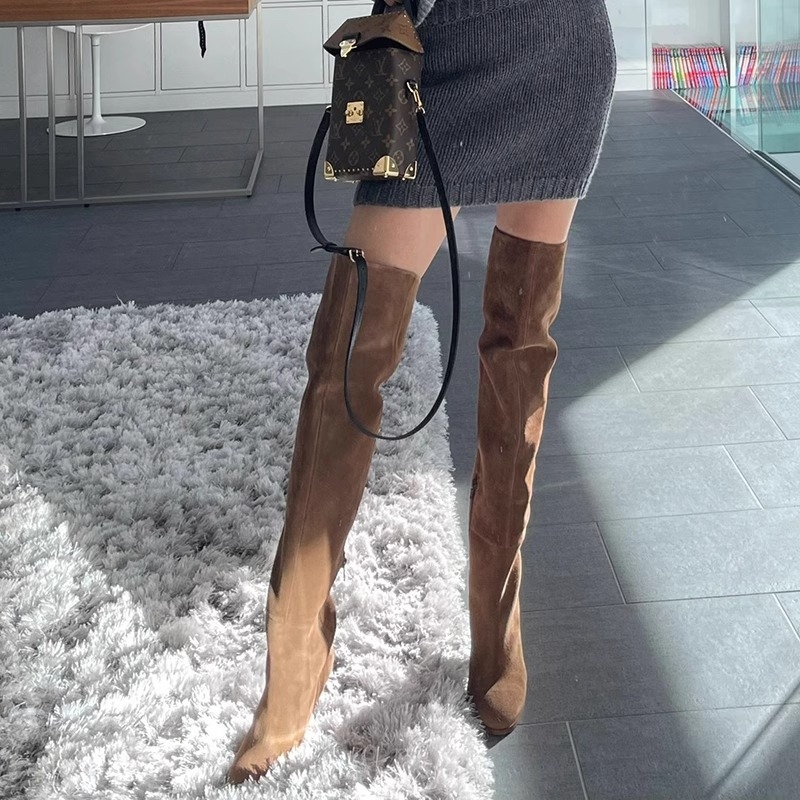 Cizme peste genunchi din velur cu toc gros de 6–8 cm, vârf ascuțit, gât înalt