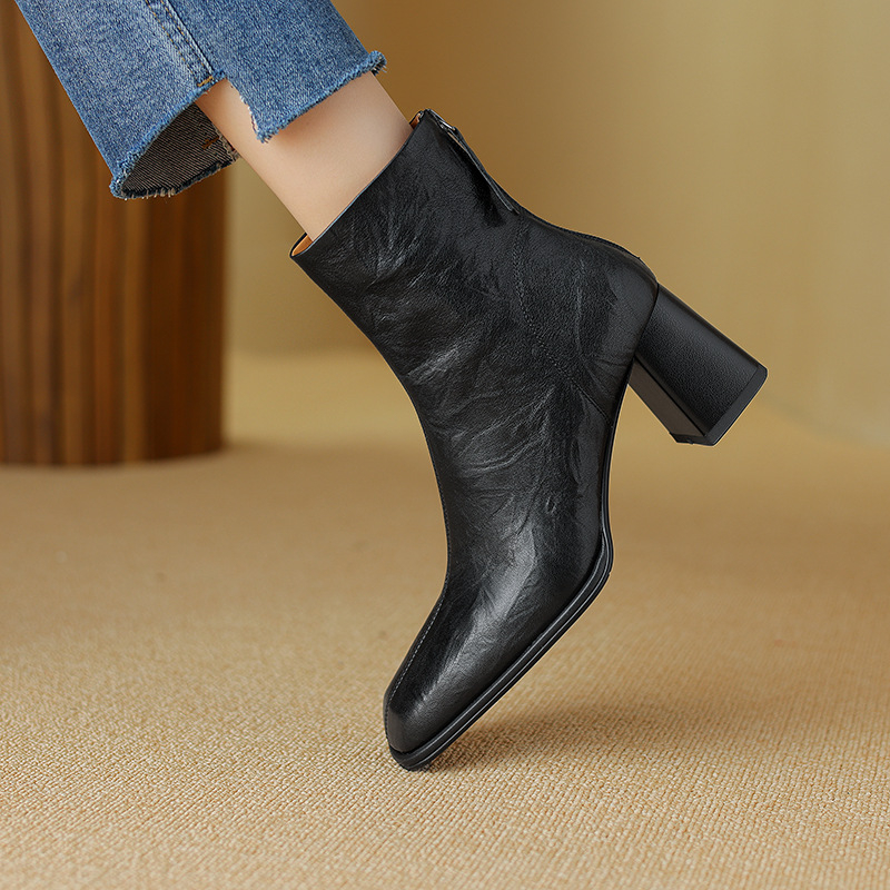 Női bőrből készült bokacsizma, francia retró stílus, négyszögletes orr, alacsony szár, középmagas sarok 3–5 cm, belső talp marhabőrből