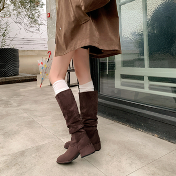 Női lovagcsizma velúrból, négyszögletes orr, vastag sarok 3-5 cm, térdig érő szár, gyapjú bélés