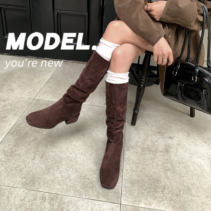 Női lovagcsizma velúrból, négyszögletes orr, vastag sarok 3-5 cm, térdig érő szár, gyapjú bélés