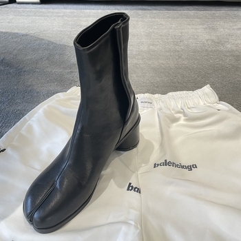 Жени мартин ботуши, горна част от кравешка кожа, вътрешна облицовка от естествена кожа, гумена подметка, закръглен нос, 6–8 см висок ток