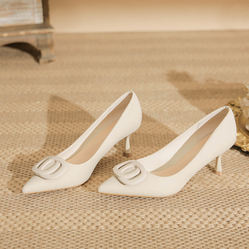 Női magassarkú cipő, hegyes orr, stilettó, középmagas sarok 3–6 cm, felső rész: mikroszálas, talp PU