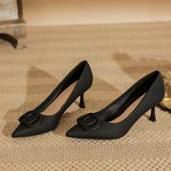 Női magassarkú cipő, hegyes orr, stilettó, középmagas sarok 3–6 cm, felső rész: mikroszálas, talp PU