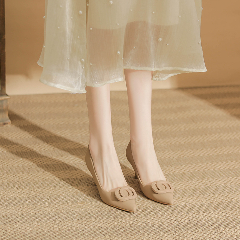 Női magassarkú cipő, hegyes orr, stilettó, középmagas sarok 3–6 cm, felső rész: mikroszálas, talp PU