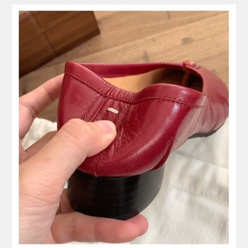 Női kerek orrú balerina cipő, vastag sarokkal, felső rész tehénbőr, 3–6 cm sarokmagasság, csattos zárás, bélés juhbőr