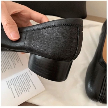 Női kerek orrú balerina cipő, vastag sarokkal, felső rész tehénbőr, 3–6 cm sarokmagasság, csattos zárás, bélés juhbőr