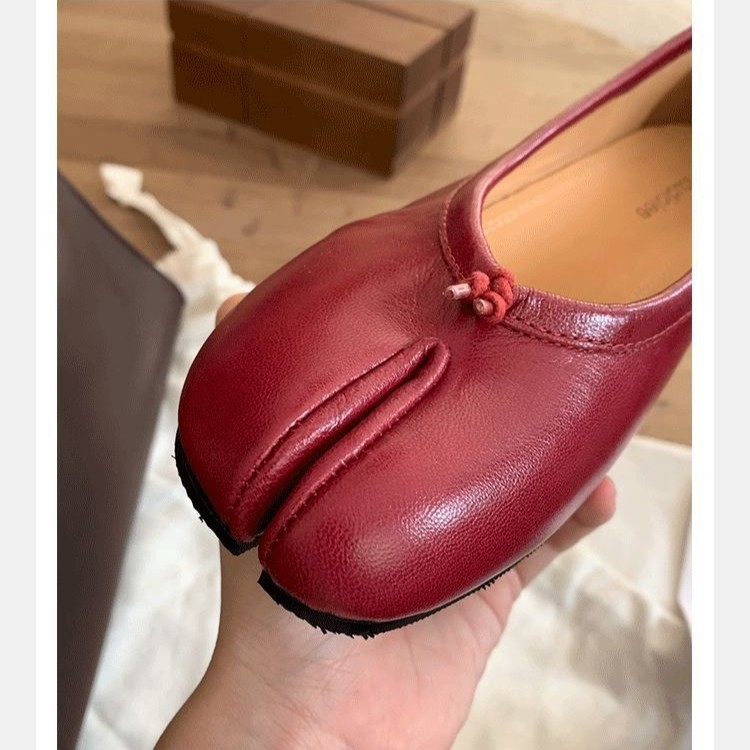 Női kerek orrú balerina cipő, vastag sarokkal, felső rész tehénbőr, 3–6 cm sarokmagasság, csattos zárás, bélés juhbőr