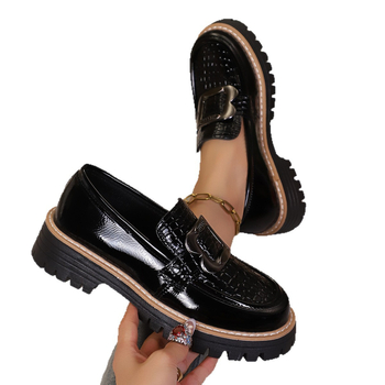 Magasságot növelő női loaferek brit stílusban, PU felső, négyszögletes csattal, középmagas sarok (3-5 cm), gumírozott talp