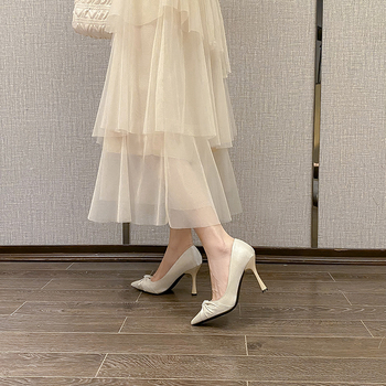 Koszorúslányoknak készült magas sarkú cipő, hegyes orr, szatén felsőrész, 6–8 cm magas sarkú, vékony sarok, egyszínű