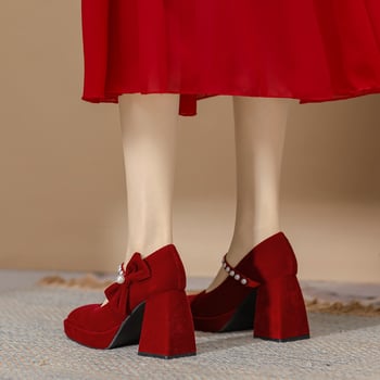 Pantofi de nuntă cu vârf pătrat, partea superioară din catifea întoarsă, toc gros foarte înalt și talpă din cauciuc.