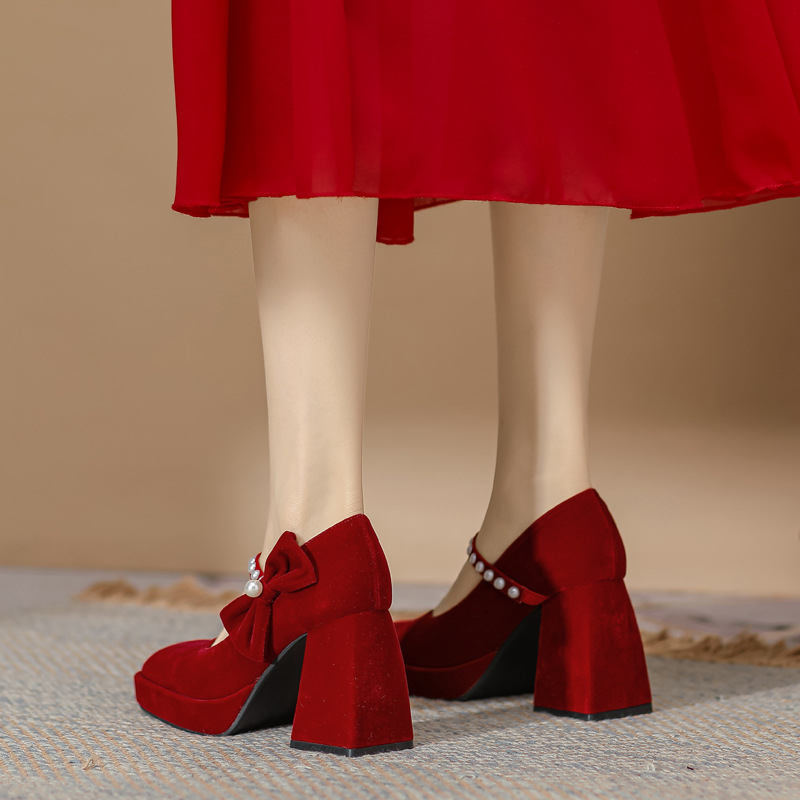 Pantofi de nuntă cu vârf pătrat, partea superioară din catifea întoarsă, toc gros foarte înalt și talpă din cauciuc.