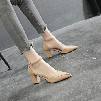 Pantofi dama cu vârf ascuțit și toc gros, închidere cu cataramă, înălțime toc 6-8 cm, PU partea superioară, talpă din cauciuc