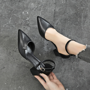 Pantofi dama cu vârf ascuțit și toc gros, închidere cu cataramă, înălțime toc 6-8 cm, PU partea superioară, talpă din cauciuc