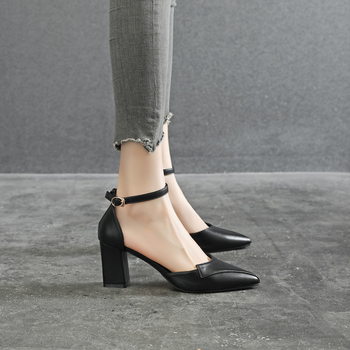 Pantofi dama cu vârf ascuțit și toc gros, închidere cu cataramă, înălțime toc 6-8 cm, PU partea superioară, talpă din cauciuc