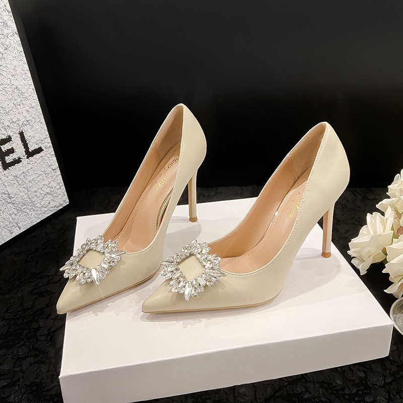 Magas sarkú cipő négyszögletes csattal és rhinestones díszítéssel, koreai stílus, hegyes orr, sark magassága 6–8 cm