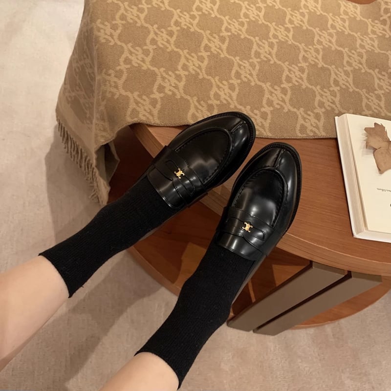 Loafer din piele de vită, vârf ascuțit, cataramă aurie, toc mic 1–3 cm, talpă din cauciuc