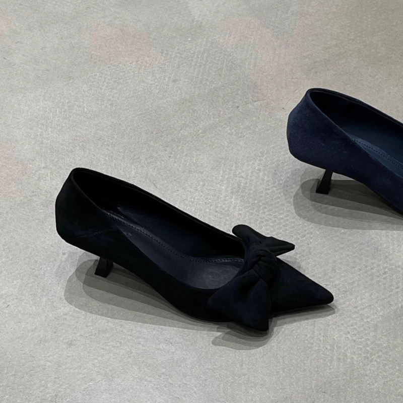 Pantofi cu toc înalt, vârf ascuțit, din velur, toc subțire 6–8 cm, talpă din cauciuc, căptușeală PU