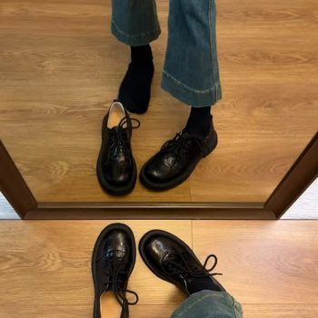 Pantofi dama din piele naturală, partea superioară din piele de oaie, vârf rotund, toc mediu 3–5 cm, stil britanic