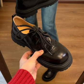 Pantofi dama din piele naturală, partea superioară din piele de oaie, vârf rotund, toc mediu 3–5 cm, stil britanic