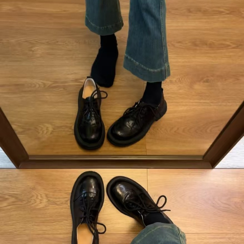 Pantofi dama din piele naturală, partea superioară din piele de oaie, vârf rotund, toc mediu 3–5 cm, stil britanic