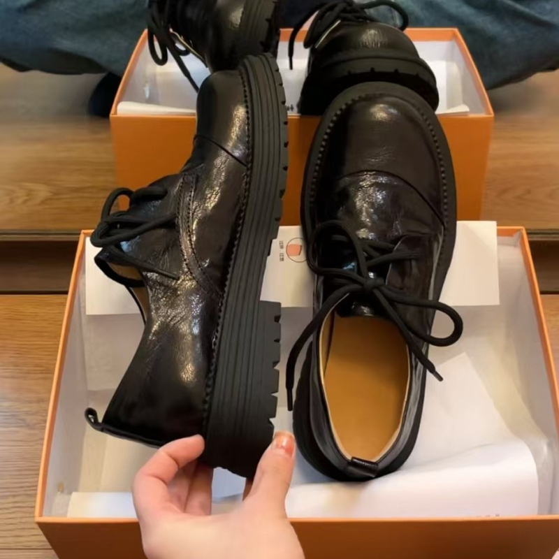 Pantofi dama din piele naturală, partea superioară din piele de oaie, vârf rotund, toc mediu 3–5 cm, stil britanic