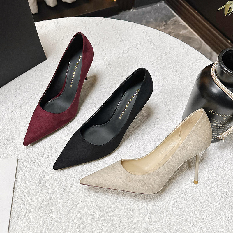 Pantofi dama cu vârf ascuțit, toc înalt 6–8 cm, partea superioară PU, branț PU, talpă din cauciuc