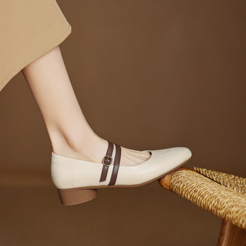 Pantofi Mary Jane în stil retro, curea cu cataramă, vârf rotund, toc tip wedge 4–6 cm, partea superioară din cauciuc, branț din microfibră de piele