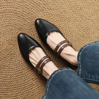 Pantofi Mary Jane în stil retro, curea cu cataramă, vârf rotund, toc tip wedge 4–6 cm, partea superioară din cauciuc, branț din microfibră de piele