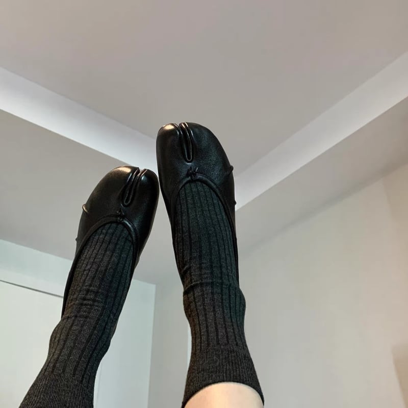 Mary Jane φλατ παπούτσια, επάνω μέρος από δέρμα αγελάδας, εσωτερική σόλα από γούνα προβάτων, καουτσούκ σόλα, χαμηλό τακούνι 1–3 cm, slip-on καθημερινά παπούτσια