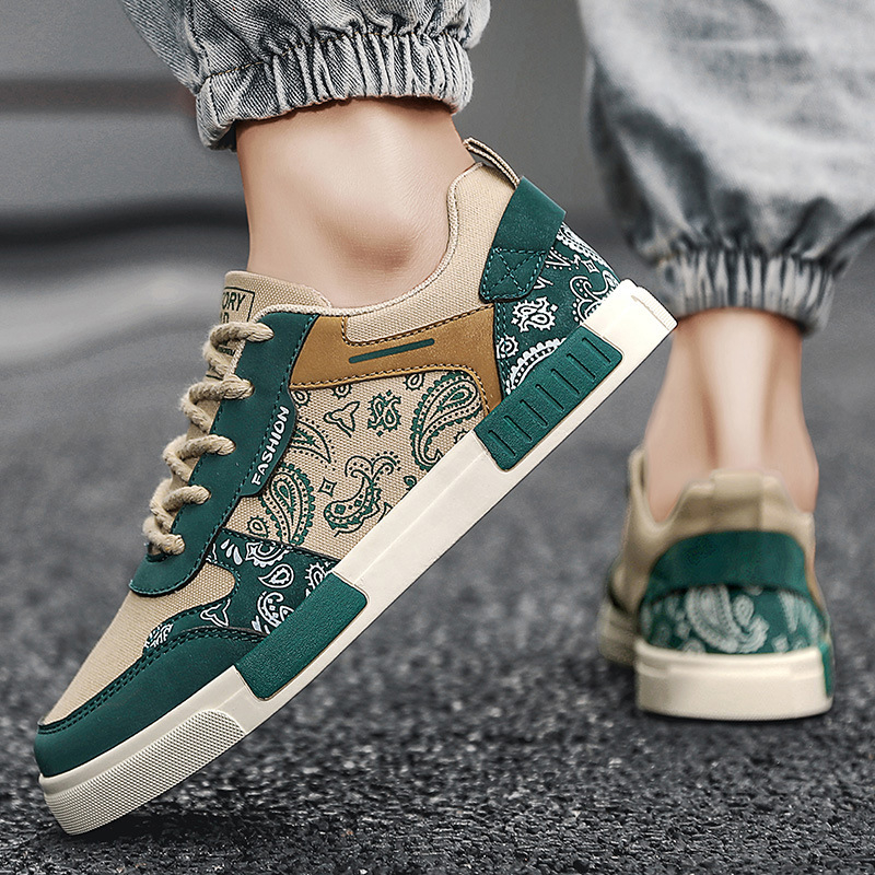 Sneakers bărbați | parte superioară din canvas, vârf rotund, închidere cu șireturi, talpă turnată prin injecție, model graffiti