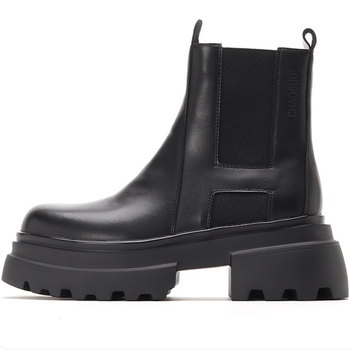 Vyriski Chelsea batai iš karvės odos, stora padas, kulno aukštis 6–8 cm, vidutinio aukščio blauzdelė, šoninis užtrauktukas ir elastinė juostelė, apvalus pirštas