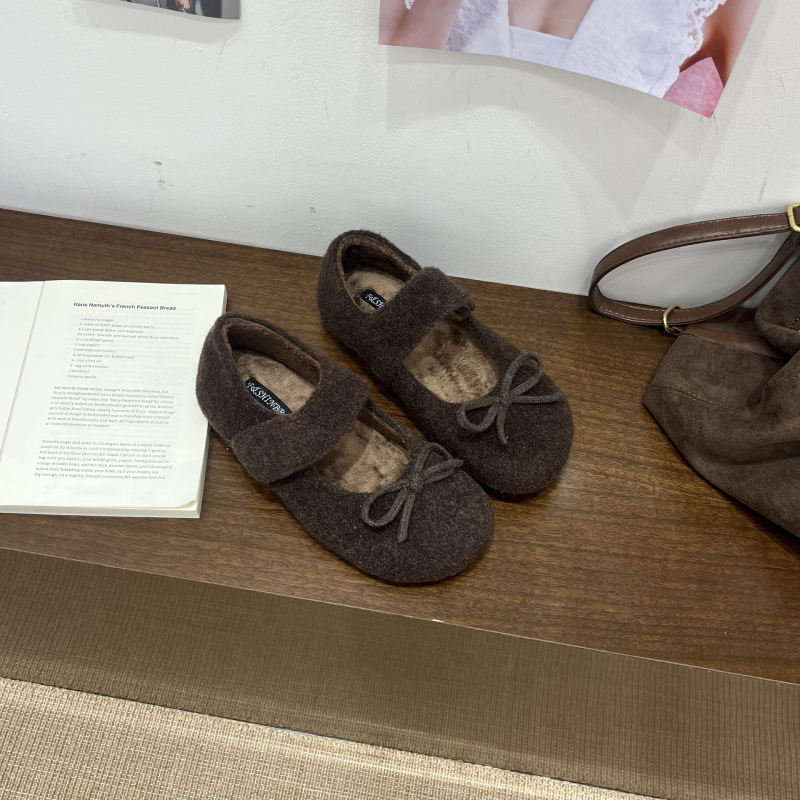 Pantofi femei Mary Jane, partea superioară nubuk, vârf rotund, toc mic cu creștere internă, căptușeală plufoasă și talpă cu blană artificială, talpă din cauciuc