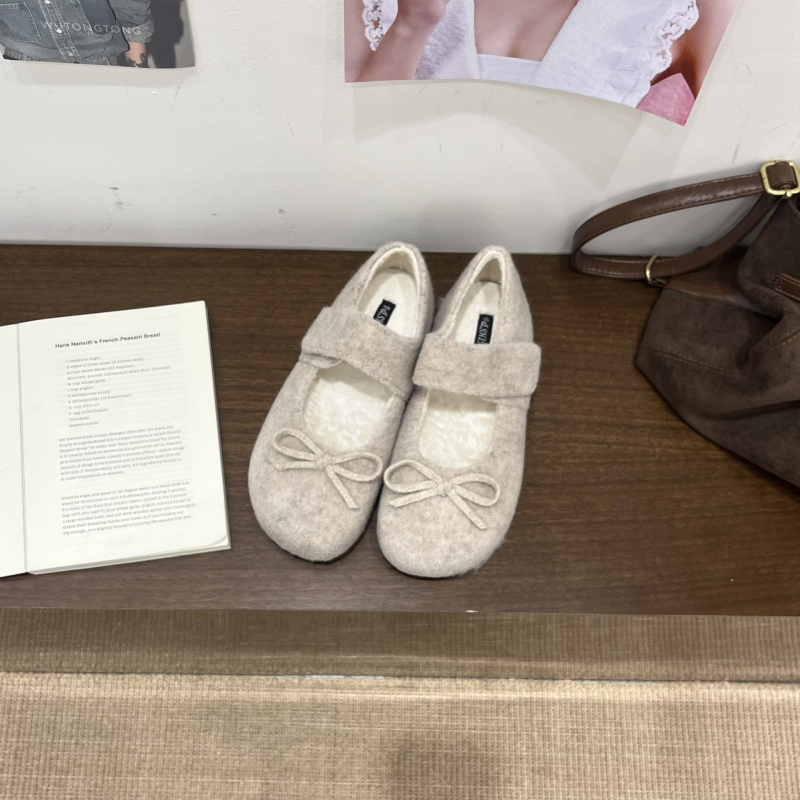 Pantofi femei Mary Jane, partea superioară nubuk, vârf rotund, toc mic cu creștere internă, căptușeală plufoasă și talpă cu blană artificială, talpă din cauciuc