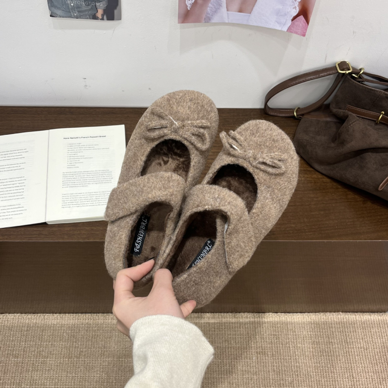 Pantofi femei Mary Jane, partea superioară nubuk, vârf rotund, toc mic cu creștere internă, căptușeală plufoasă și talpă cu blană artificială, talpă din cauciuc