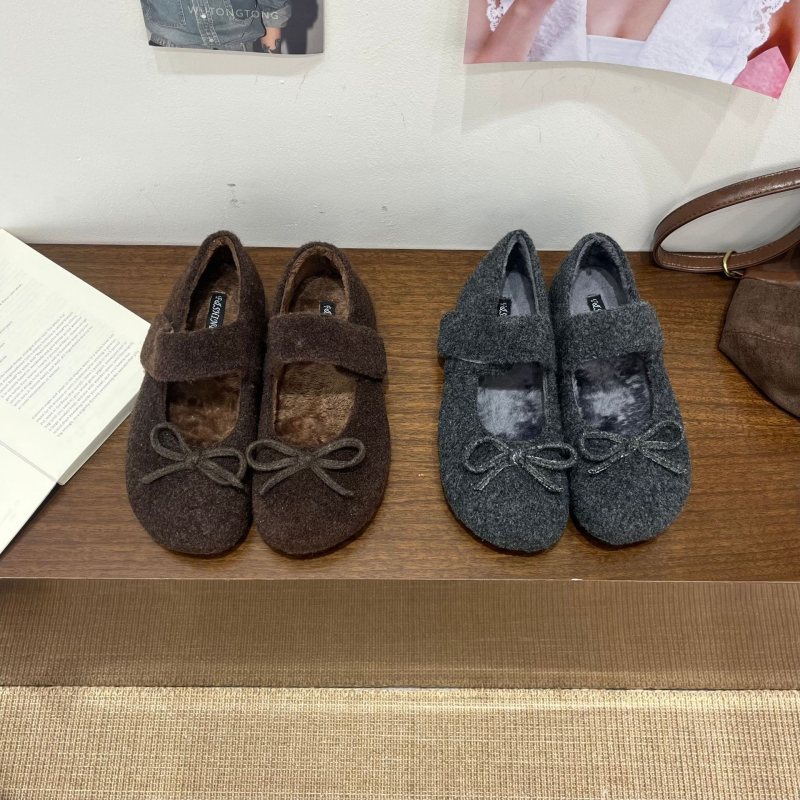 Pantofi femei Mary Jane, partea superioară nubuk, vârf rotund, toc mic cu creștere internă, căptușeală plufoasă și talpă cu blană artificială, talpă din cauciuc