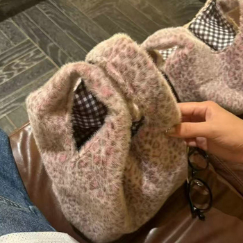 Plüüs makeup kott, linnaline lihtne stiil, horisontaalne ruudukujuline kuju, avatud ülaosa, polüestri vooder, sisemine tasku, kahekordne käepide