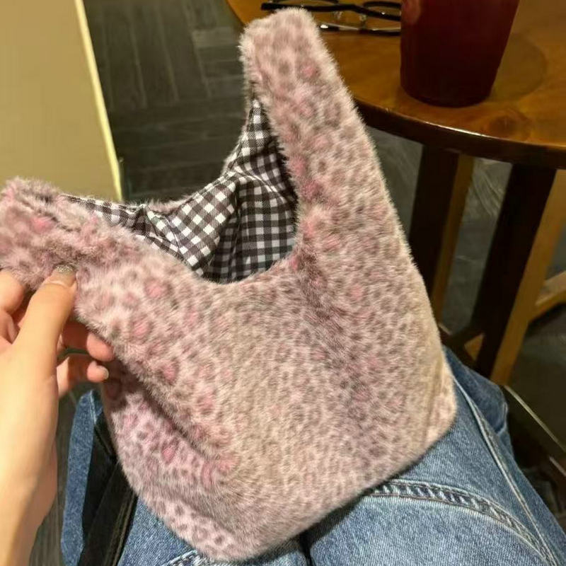 Plüüs makeup kott, linnaline lihtne stiil, horisontaalne ruudukujuline kuju, avatud ülaosa, polüestri vooder, sisemine tasku, kahekordne käepide