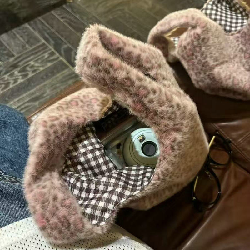 Plüüs makeup kott, linnaline lihtne stiil, horisontaalne ruudukujuline kuju, avatud ülaosa, polüestri vooder, sisemine tasku, kahekordne käepide