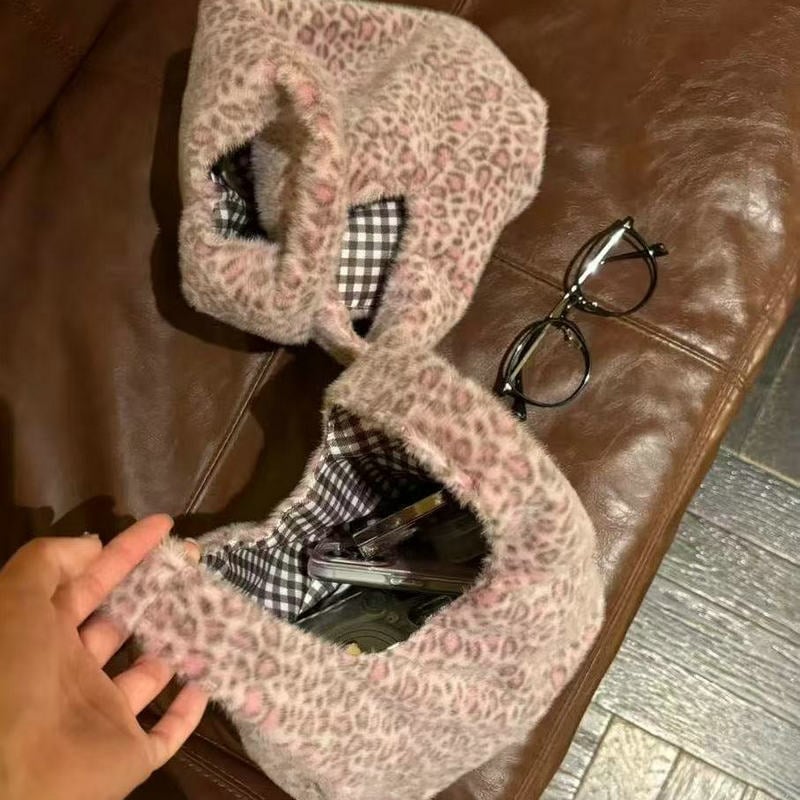 Plüüs makeup kott, linnaline lihtne stiil, horisontaalne ruudukujuline kuju, avatud ülaosa, polüestri vooder, sisemine tasku, kahekordne käepide