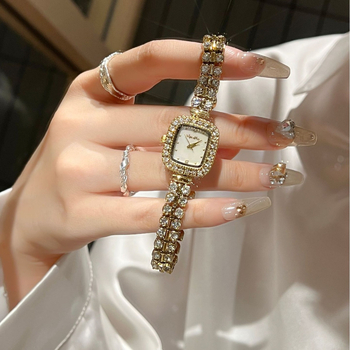 Ceas femei cu cadran pătrat, mișcare quartz Miyota (diametrul cadranului 29,5 mm; rezistență la apă 30 m)