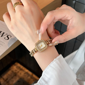 Ceas femei cu cadran pătrat, mișcare quartz Miyota (diametrul cadranului 29,5 mm; rezistență la apă 30 m)